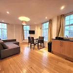 Spacious 2-Bed Flat - Close To Tube, Sleeps 6