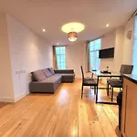 Spacious 2-Bed Flat - Close To Tube, Sleeps 6