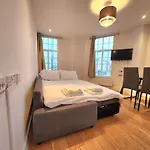 Spacious 2-Bed Flat - Close To Tube, Sleeps 6