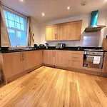 Spacious 2-Bed Flat - Close To Tube, Sleeps 6