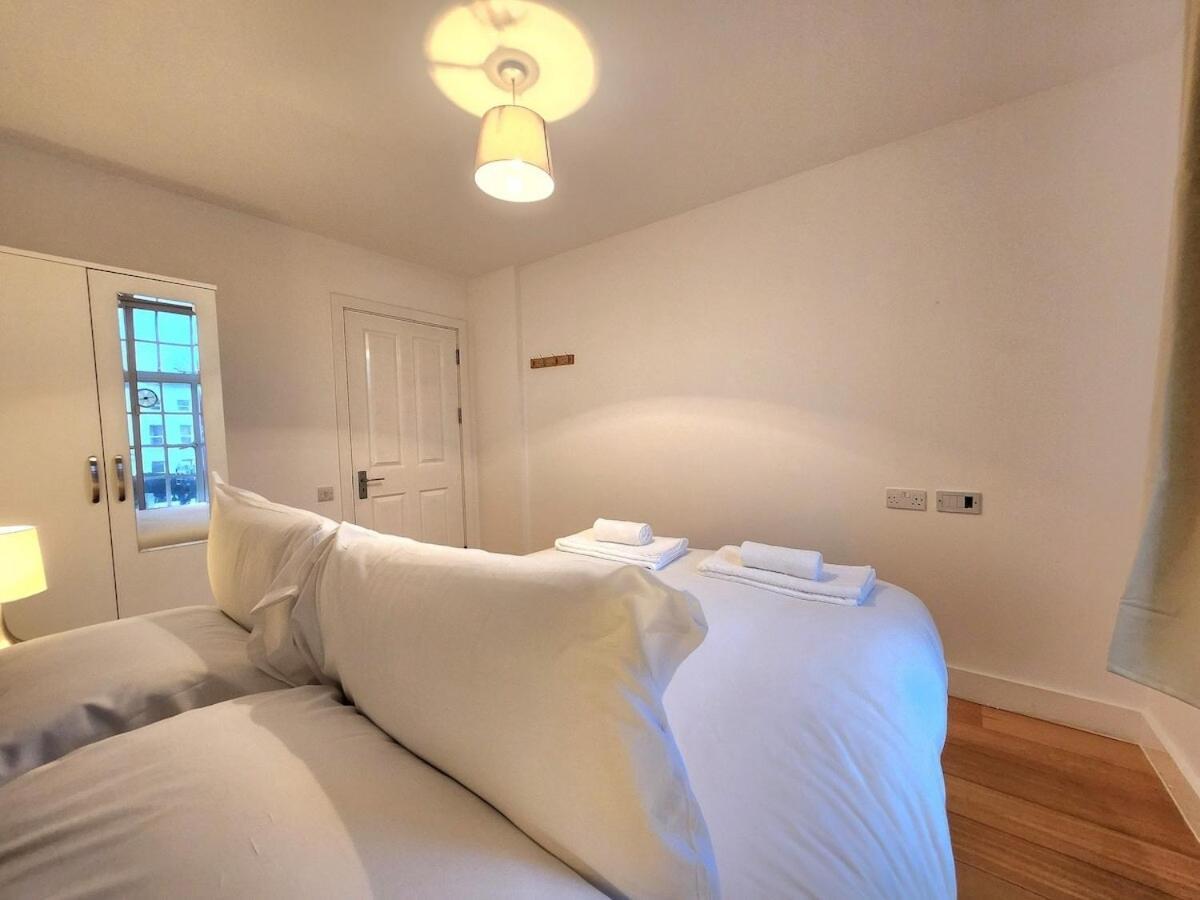 Spacious 2-bed Flat - Close To Tube, Sleeps 6