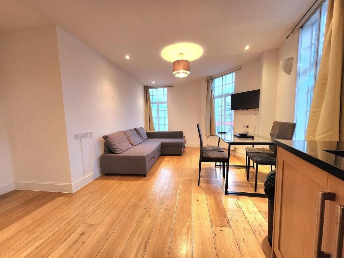 Spacious 2-bed Flat - Close To Tube, Sleeps 6 Londra