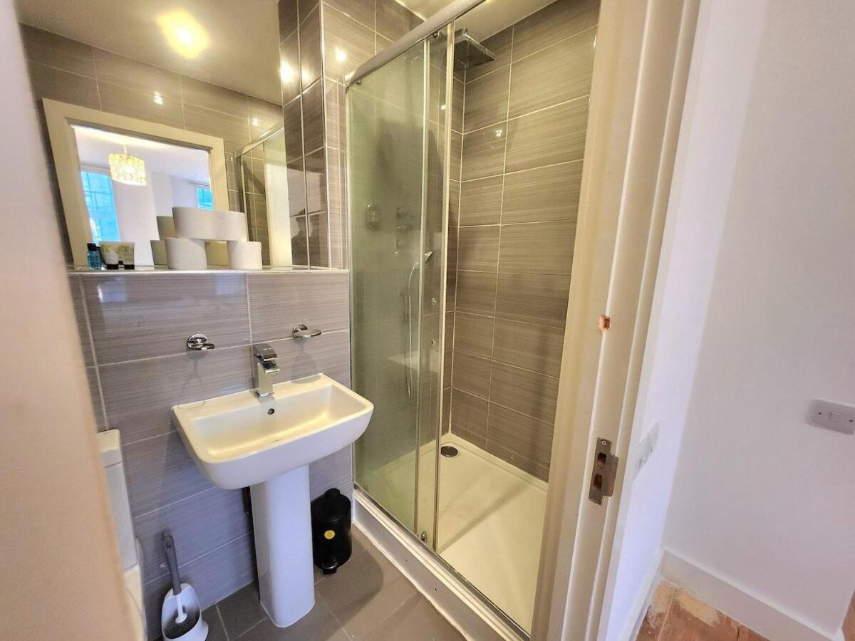 Spacious 2-bed Flat - Close To Tube, Sleeps 6 * Londra