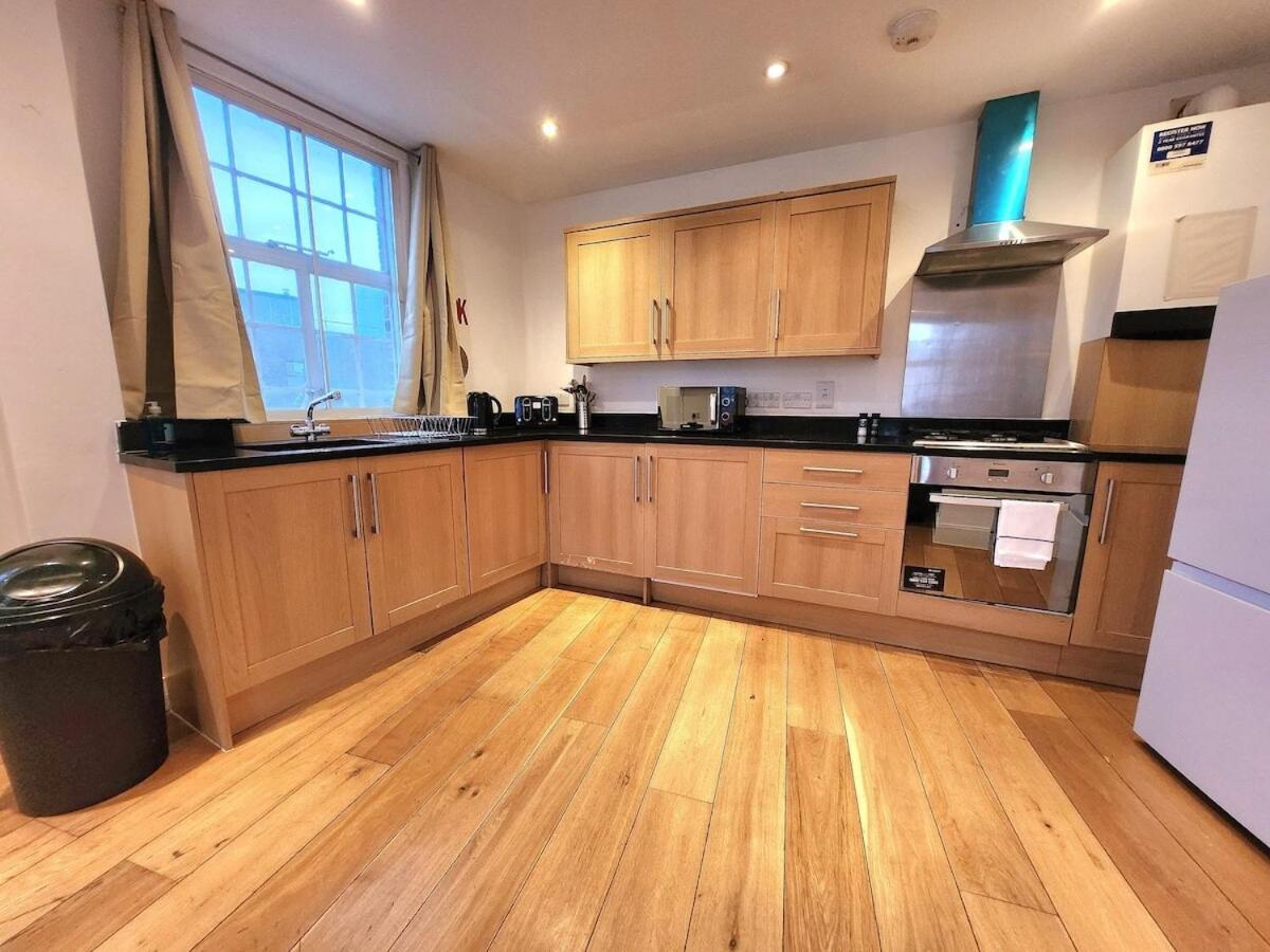 Spacious 2-bed Flat - Close To Tube, Sleeps 6 *
